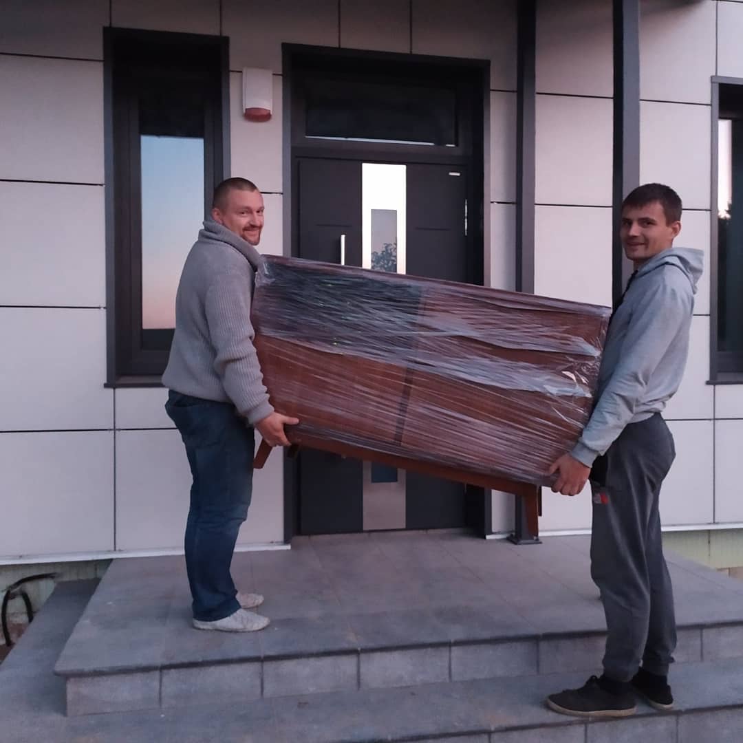 Разгрузка фургона с мебелью